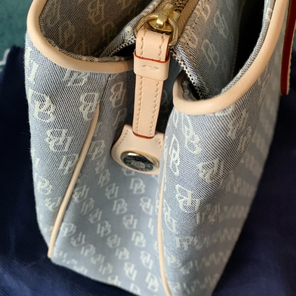 Brand new, never used Dooney & Bourke beige handbag - Picture 3 of 6